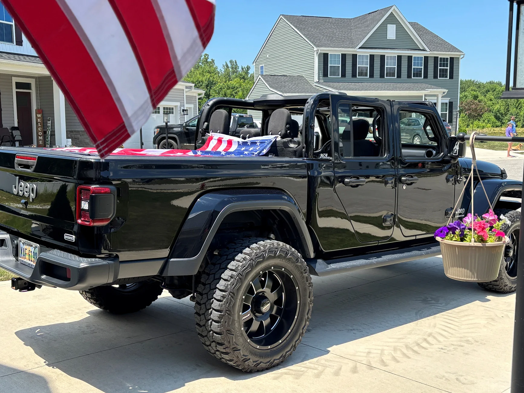 Jeep Gladiator Introductions & Welcome Thread 👋 Jeep Gladiator with American Flag