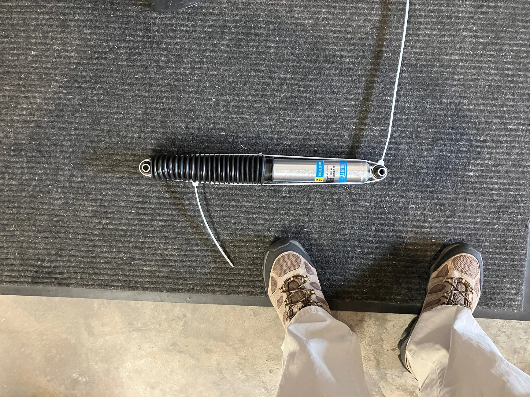Jeep Gladiator Any tricks for keeping new shocks compressed for install? IMG_5473
