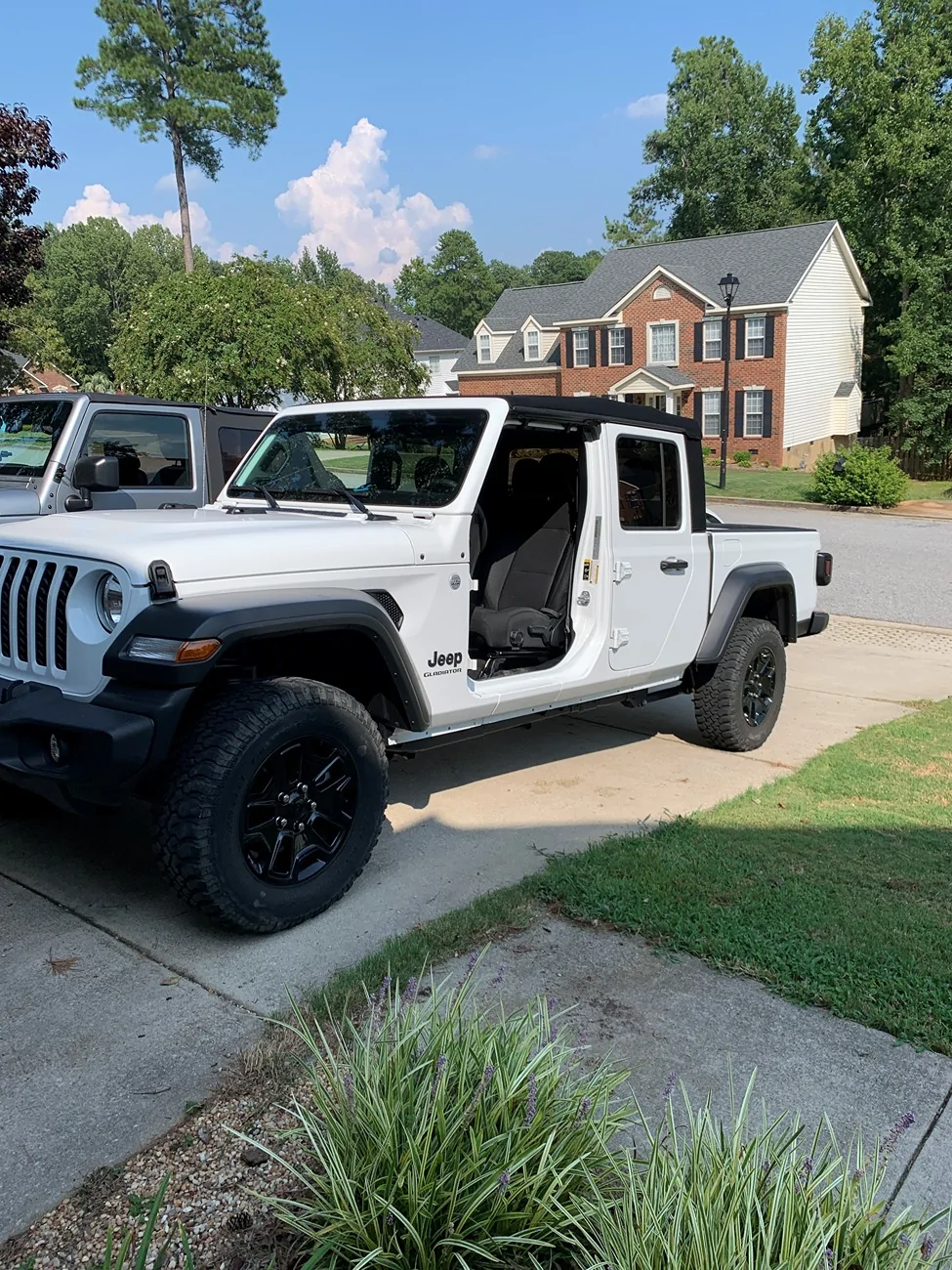 Jeep Gladiator Anybody have pics of Sport gladiators on 35s with just a leveling kit? Thanks jeepold
