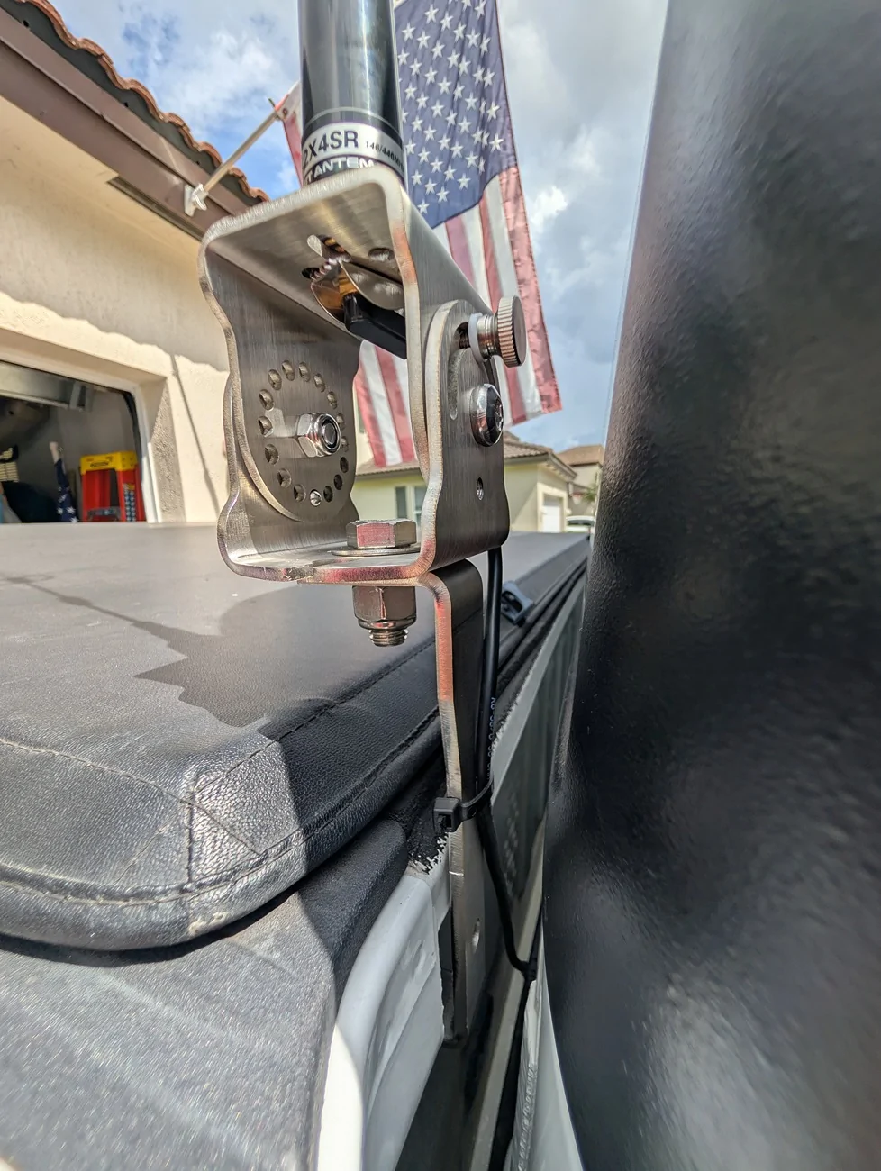 Jeep Gladiator HAM / GMRS Radio and antenna setup of a 22' JT PXL_20260228_175839577