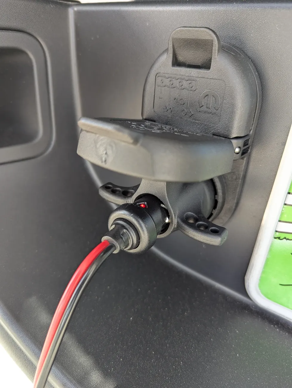 Jeep Gladiator Battery tender hookup to 7pin hitch plug 1