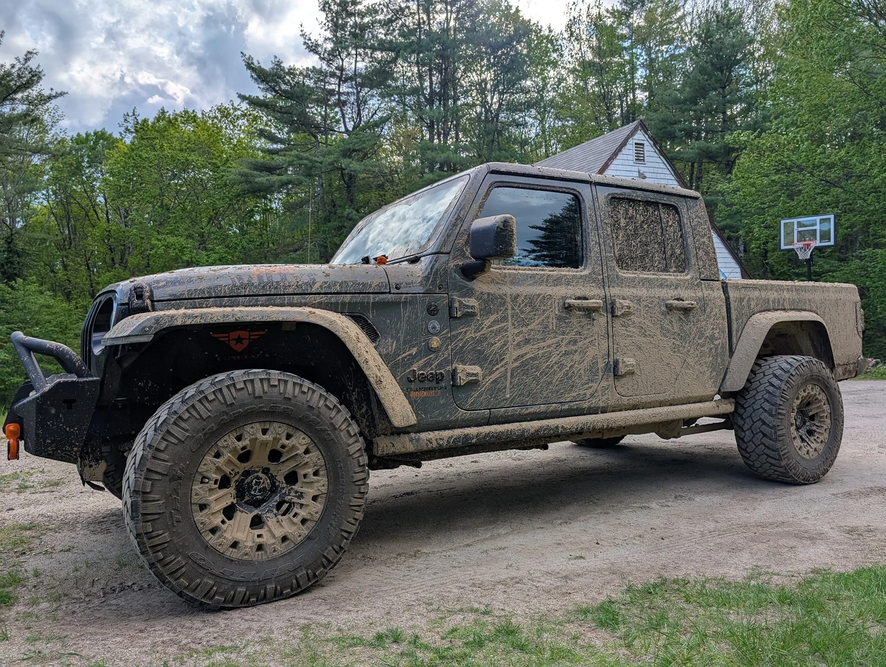 Jeep Gladiator Anybody have pics of Sport gladiators on 35s with just a leveling kit? Thanks PXL_20250517_213241897