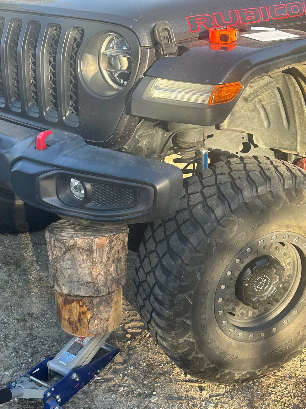 Jeep Gladiator Any tricks for keeping new shocks compressed for install? IMG_5108