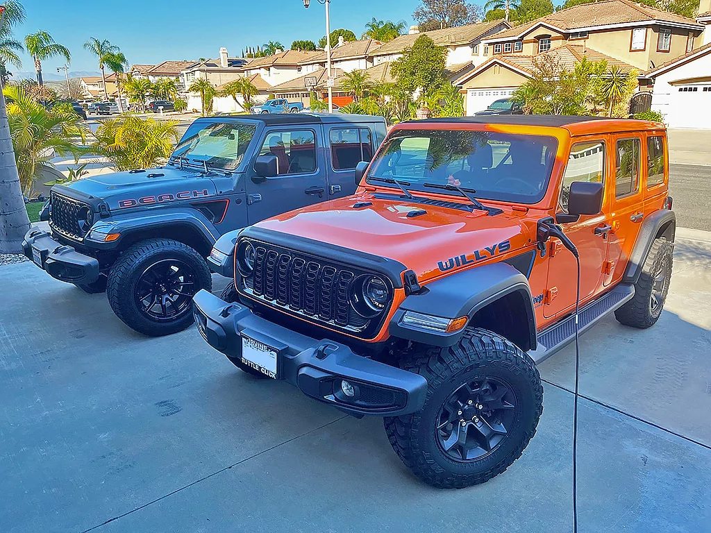 Jeep Gladiator Jeeps Parking Next To Jeeps both1a