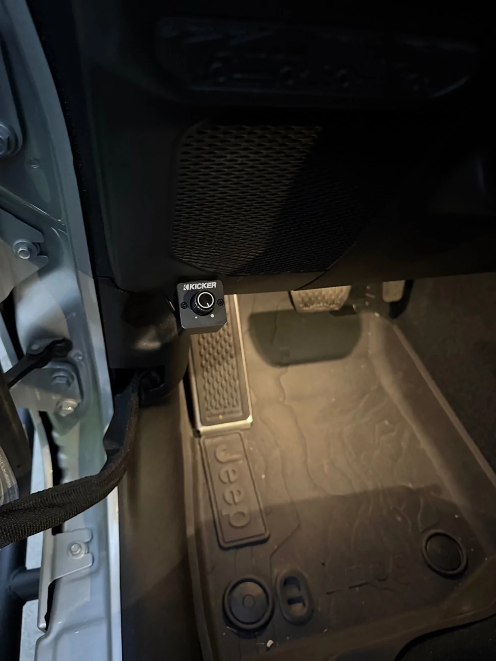 Jeep Gladiator Amplifying stock speakers harness on base stereo IMG_0313