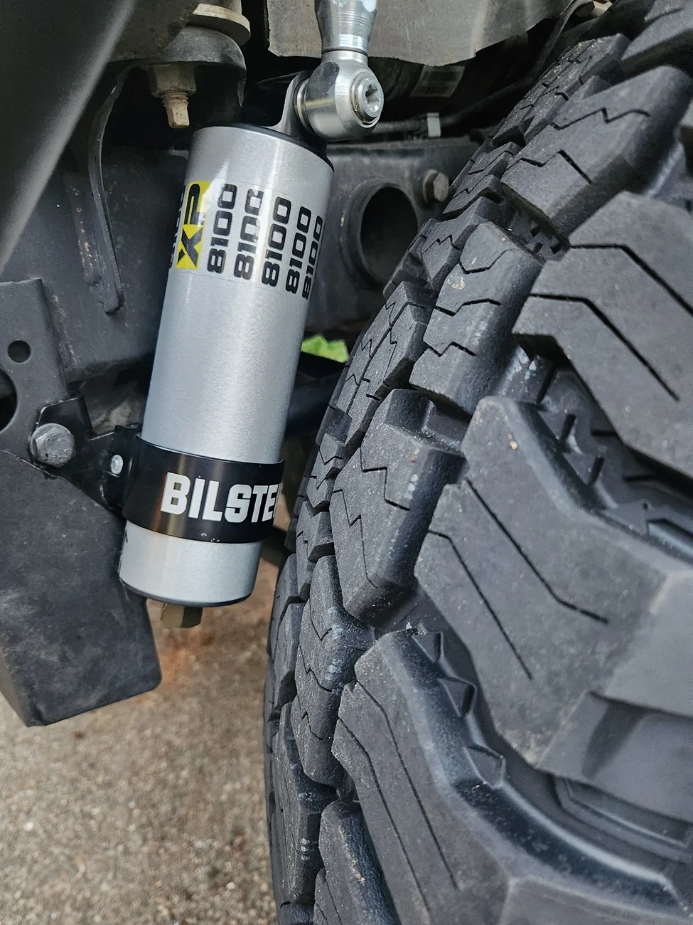 Jeep Gladiator Trouble placing Bilstein 8100 resevior with AEV lift 1000023903