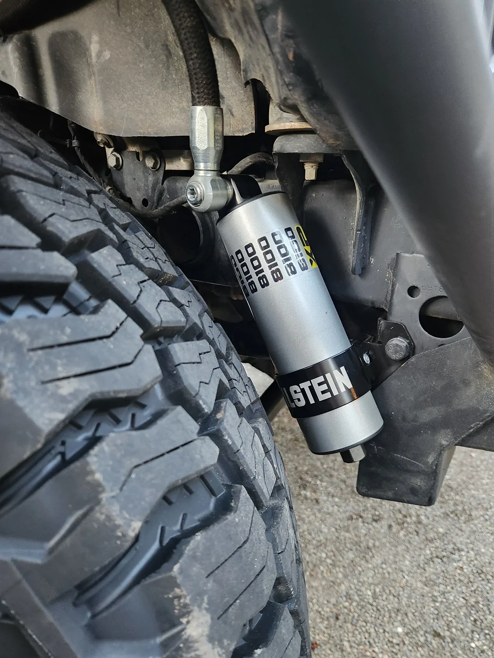 Jeep Gladiator Trouble placing Bilstein 8100 resevior with AEV lift 1000023902