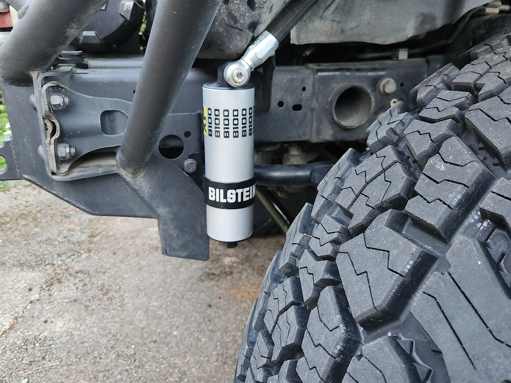 Jeep Gladiator Trouble placing Bilstein 8100 resevior with AEV lift 1000023899