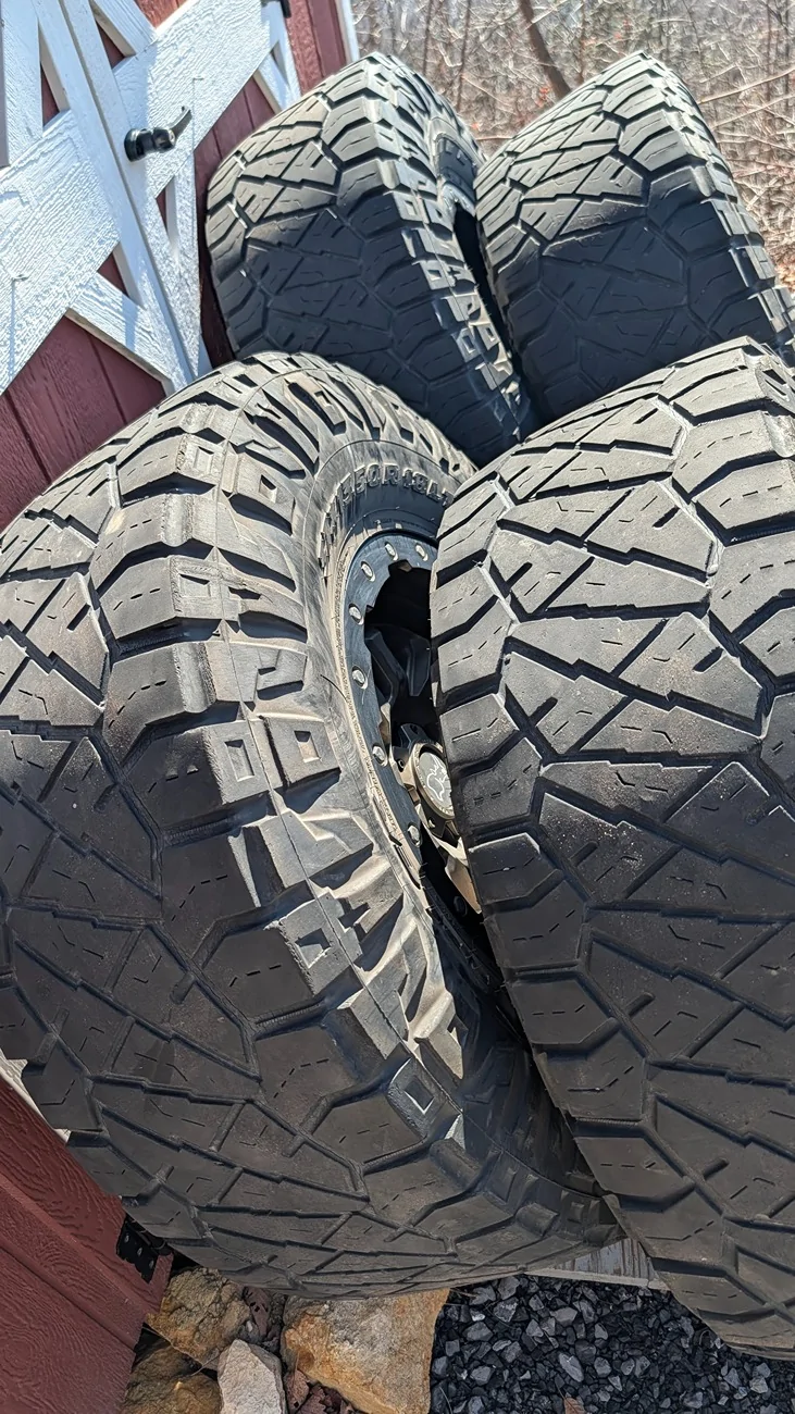 Jeep Gladiator BLACK RHINO BARSTOW, 18 X 9.5, 5 bolt Jeep pattern -18 offset P/N BKMTXX Includes TPMS. PXL_20260309_150929300.MP