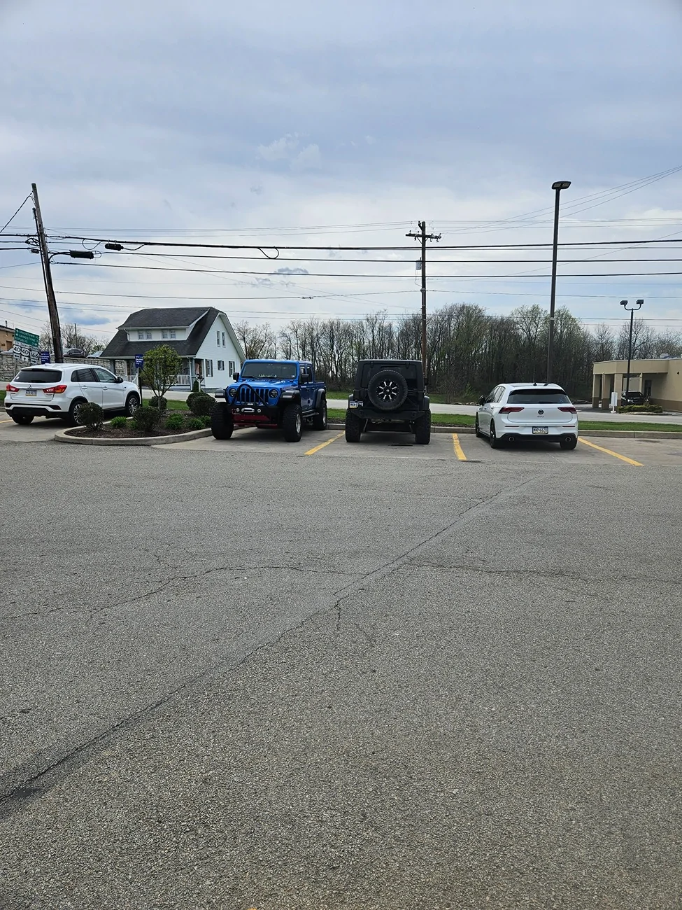 Jeep Gladiator Jeeps Parking Next To Jeeps 20260412_150717
