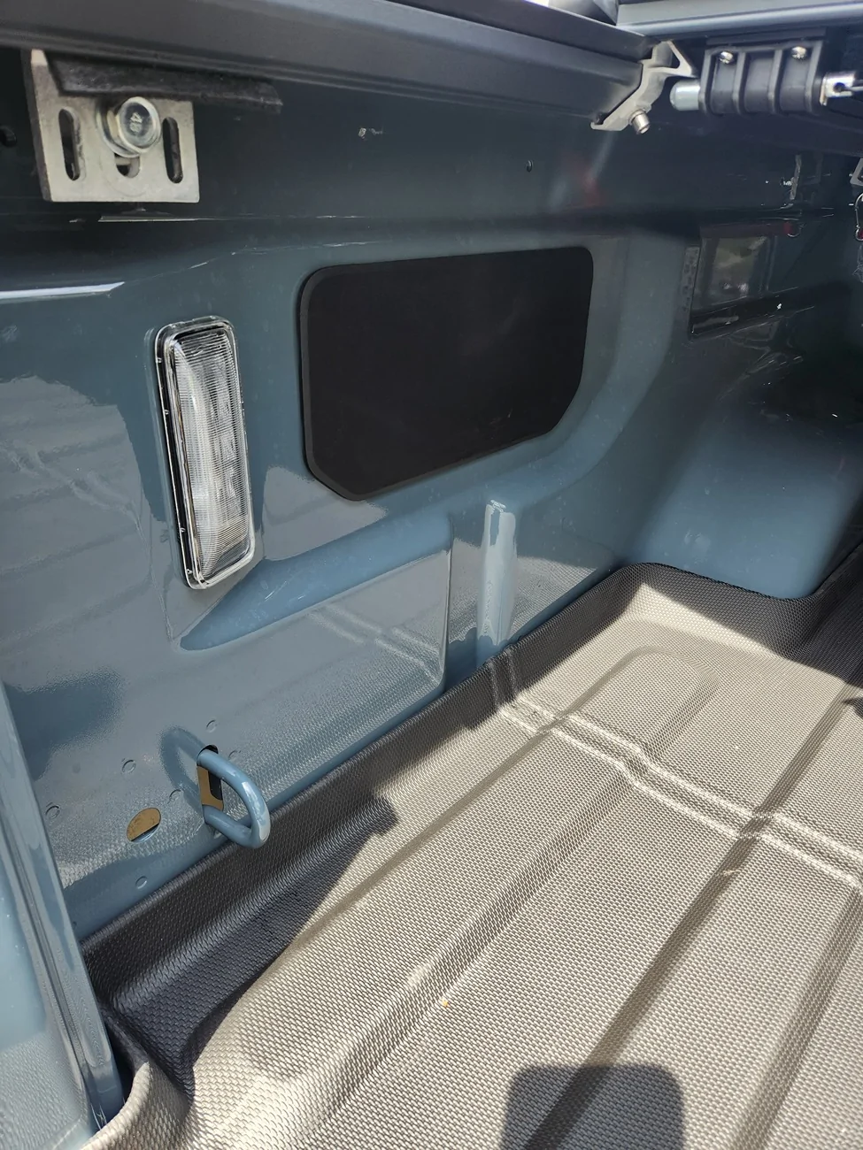 Jeep Gladiator USB ports in Bed... 1000006711