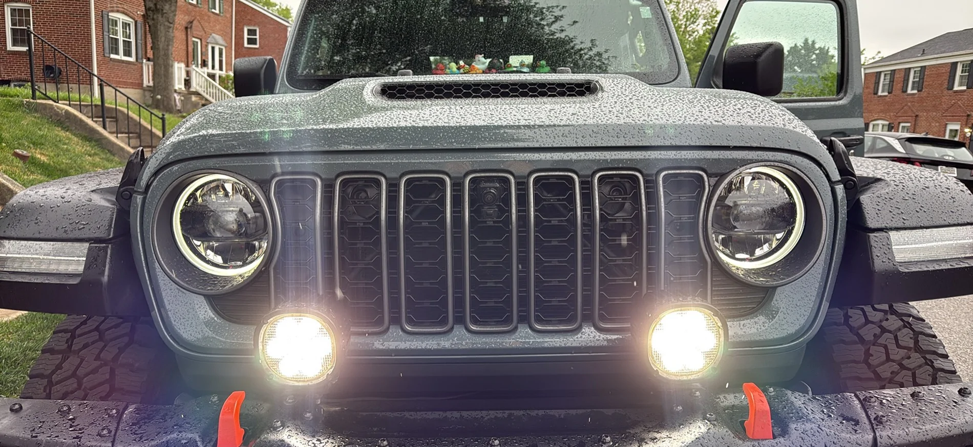 Jeep Gladiator Mopar 7 inch LED off-road lights 0520D772-B8E4-477F-9B6E-DC1B2E8723DB