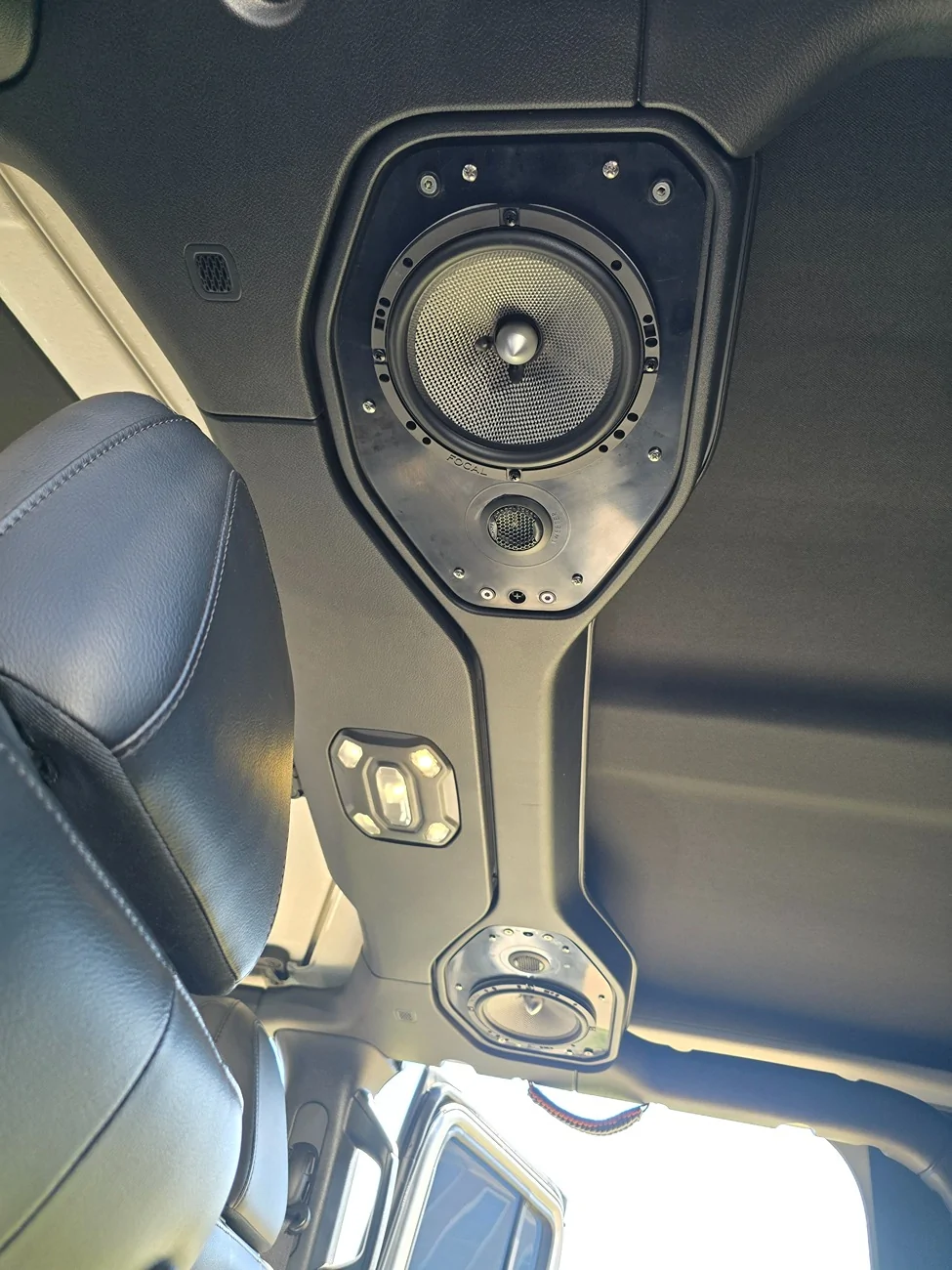 Jeep Gladiator those that upgraded their over head bar speakers 20250928_145152
