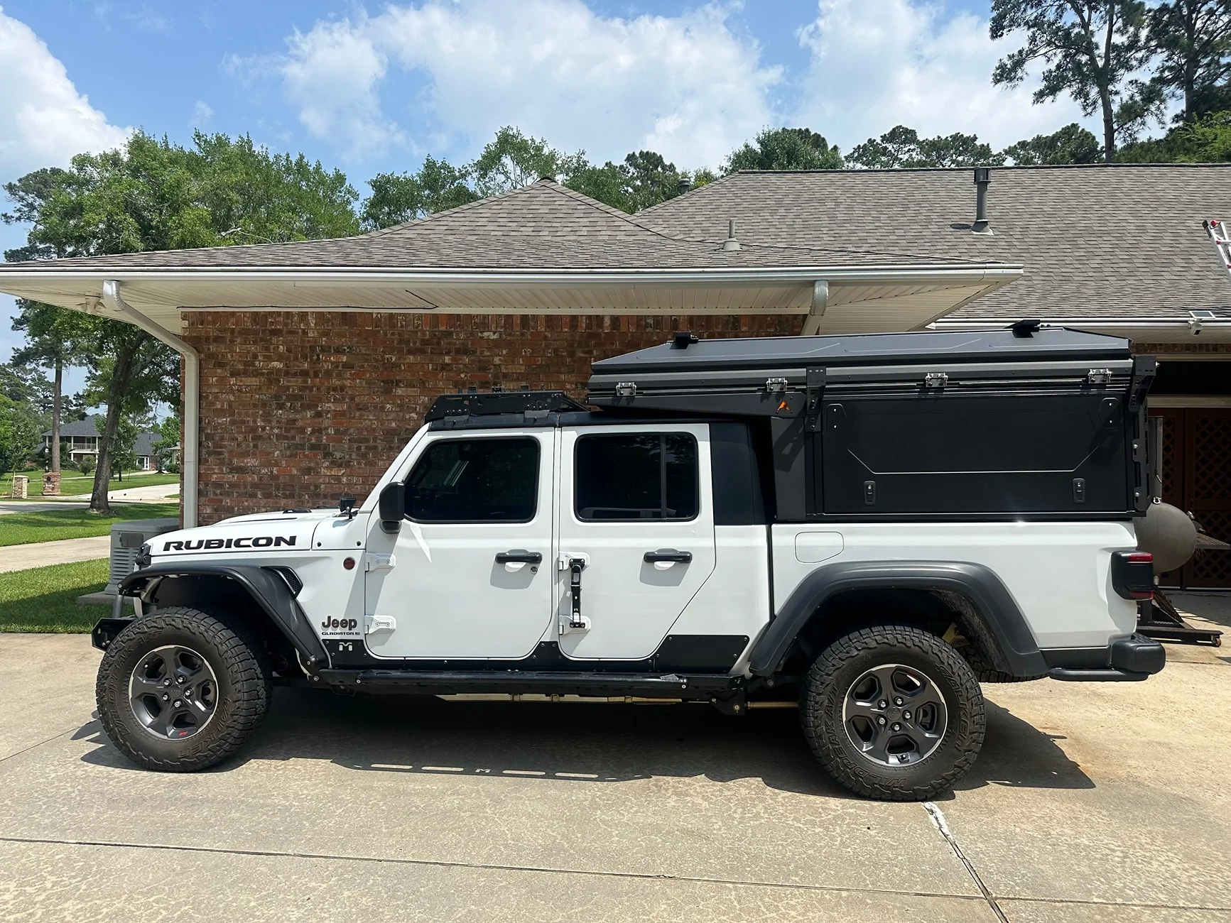 Jeep Gladiator Alu-Cab Canopy Camper Roll Call IMG_3644