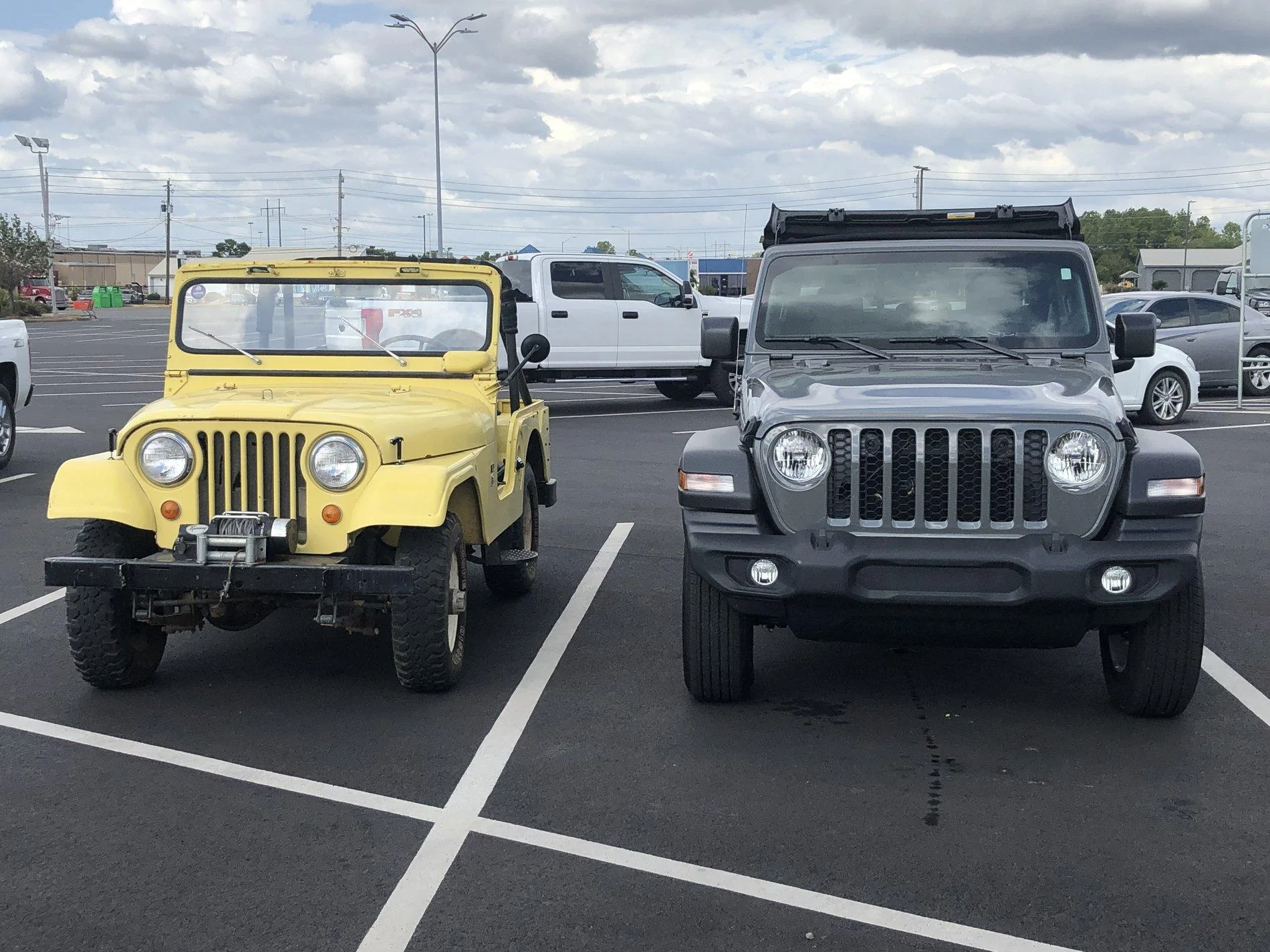 Jeep Gladiator Jeeps Parking Next To Jeeps DB39F037-ED9F-4683-9352-B3B68FB2FA1E