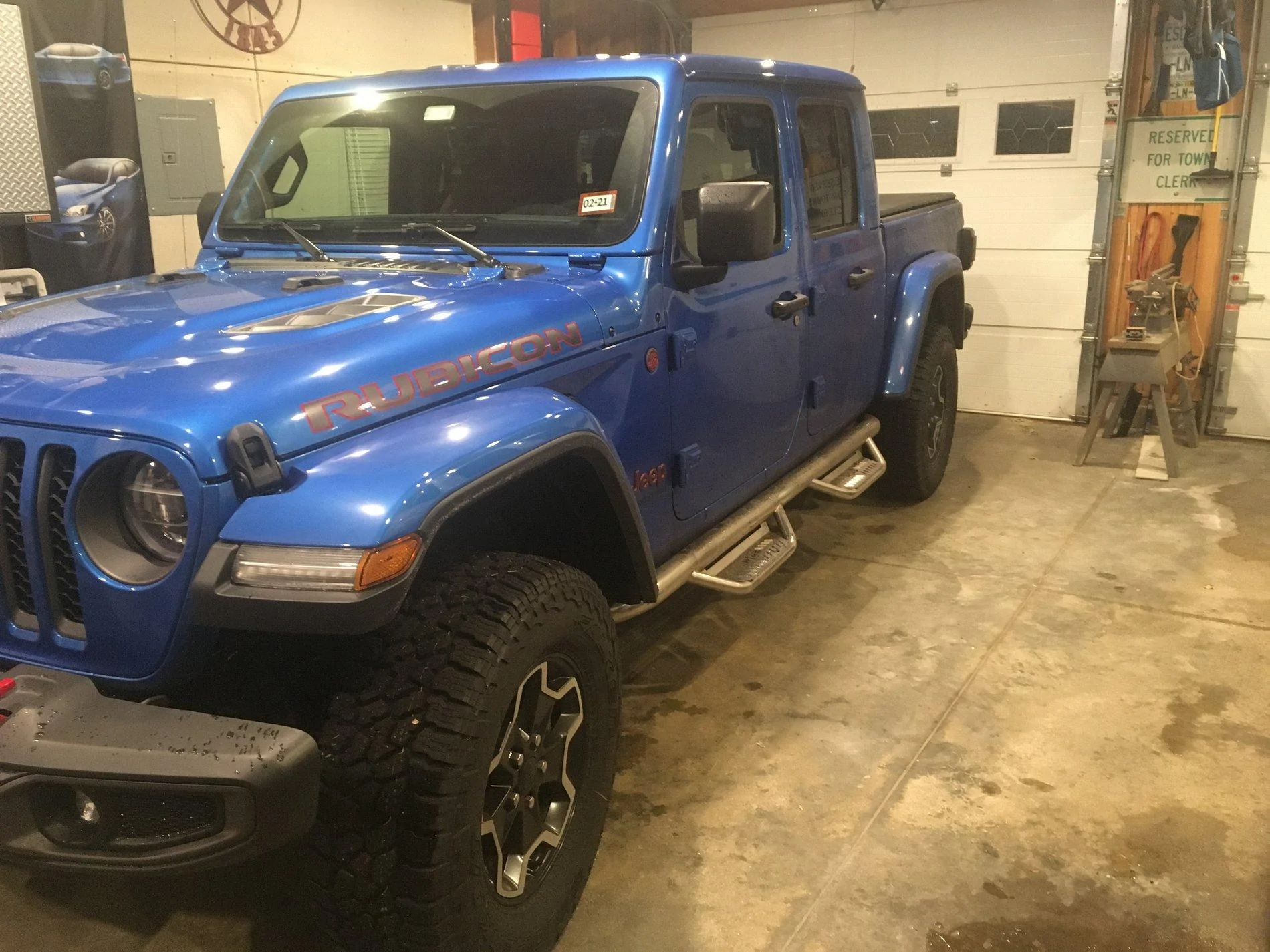 Jeep Gladiator Photo challenge.. Show me your Gladiator in your garage. 10FF021A-2153-46E3-B216-9DAE14228103