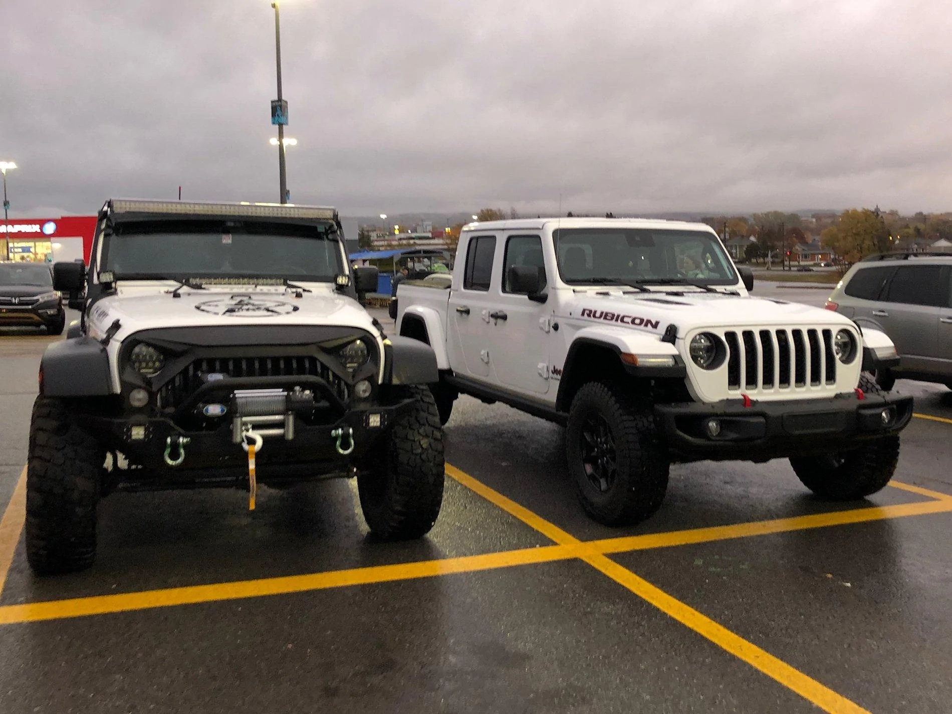 Jeep Gladiator Jeeps Parking Next To Jeeps E5F72E52-EDE0-4A00-8834-DB39C6AE5F1B