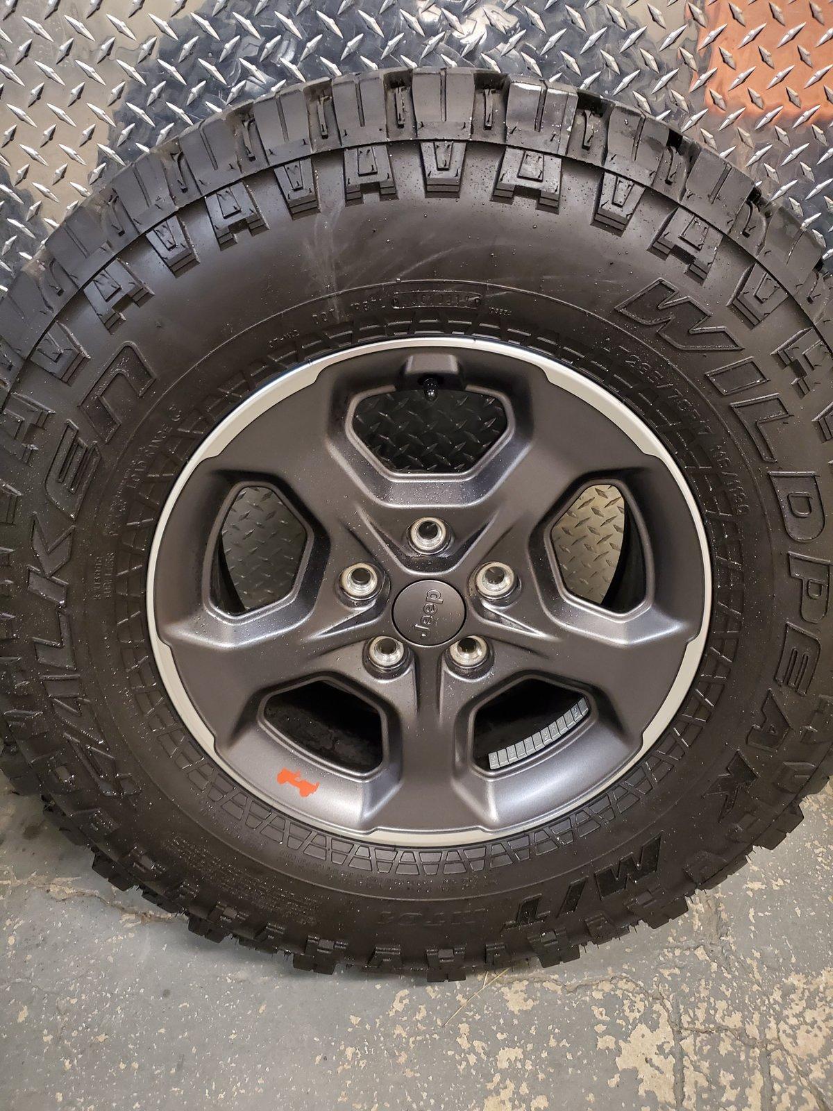 Jeep Gladiator 4x JEEP GLADIATOR RUBICON WHEELS & TIRES 20191125_192342