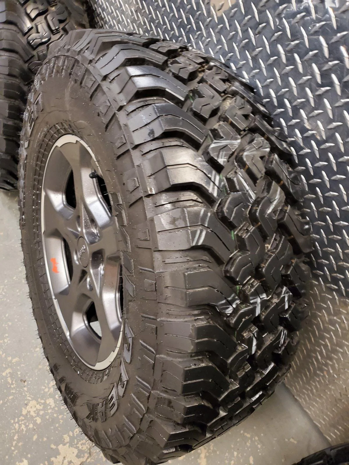 Jeep Gladiator 4x JEEP GLADIATOR RUBICON WHEELS & TIRES 20191125_192408