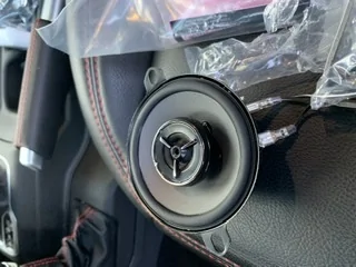 Jeep Gladiator Does the upgraded Alpine system include a subwoofer? E90B7C3B-C848-4936-B083-DFC89CEA1B9A