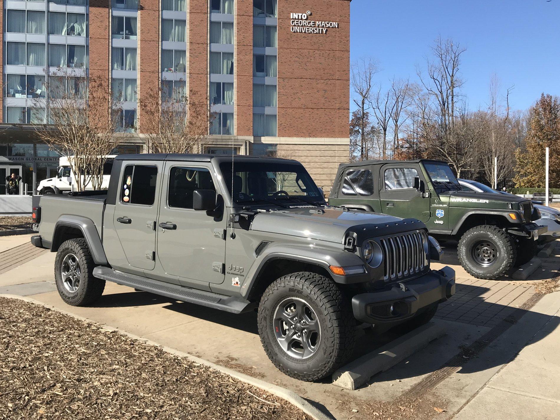 Jeep Gladiator Jeeps Parking Next To Jeeps F84C5D94-3ADE-4651-ABC7-87AFC26978EA
