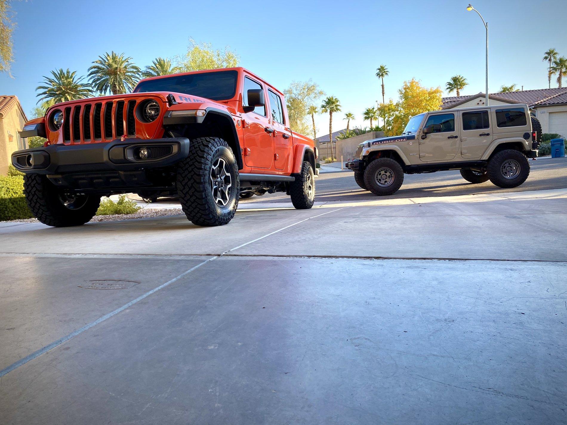 Jeep Gladiator Jeeps Parking Next To Jeeps 98A9F399-3C80-4225-8E4F-523B9E3D0A33