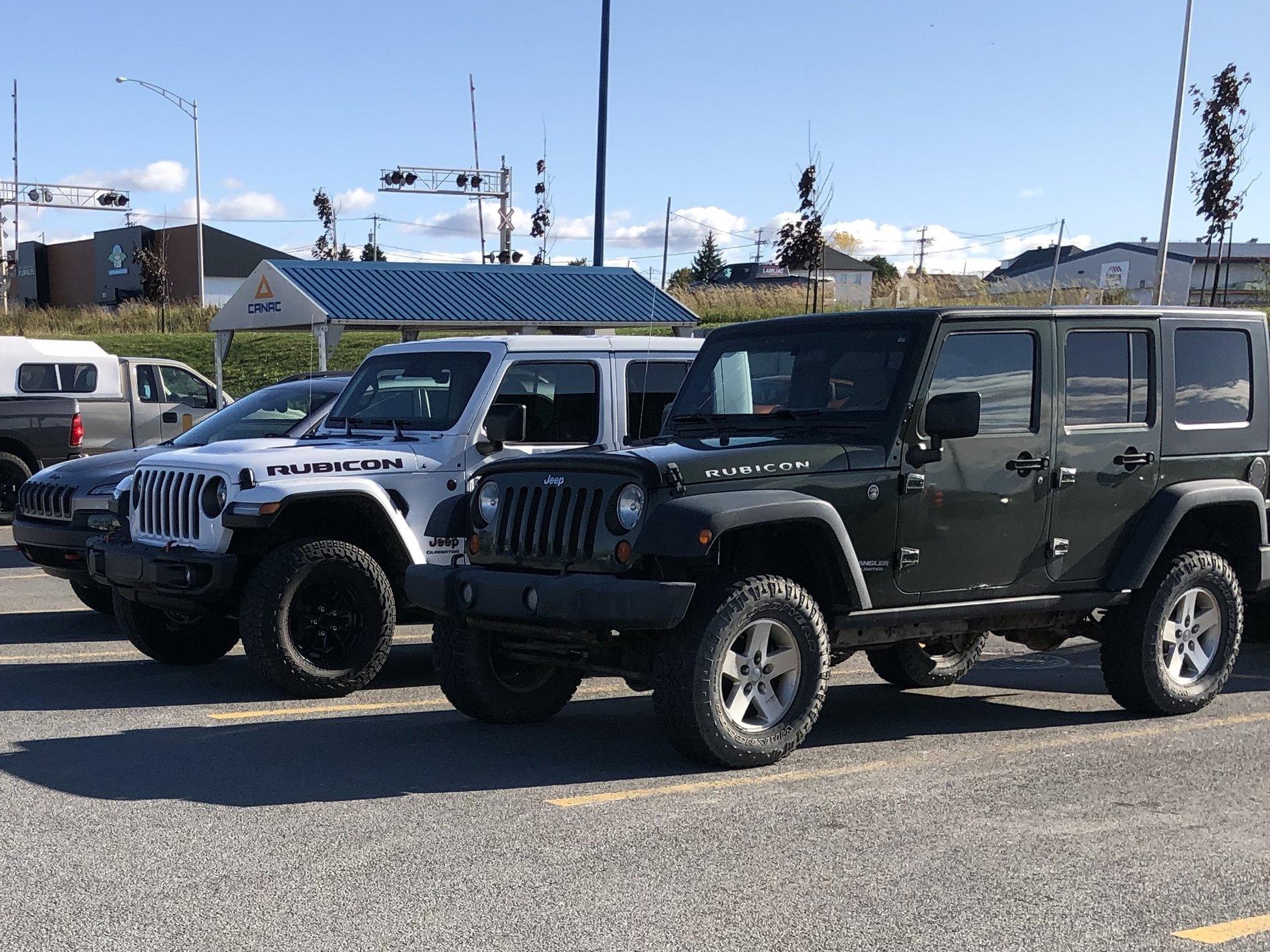 Jeep Gladiator Jeeps Parking Next To Jeeps 91A5B920-F3C9-4C98-B80E-F1F7C037914E