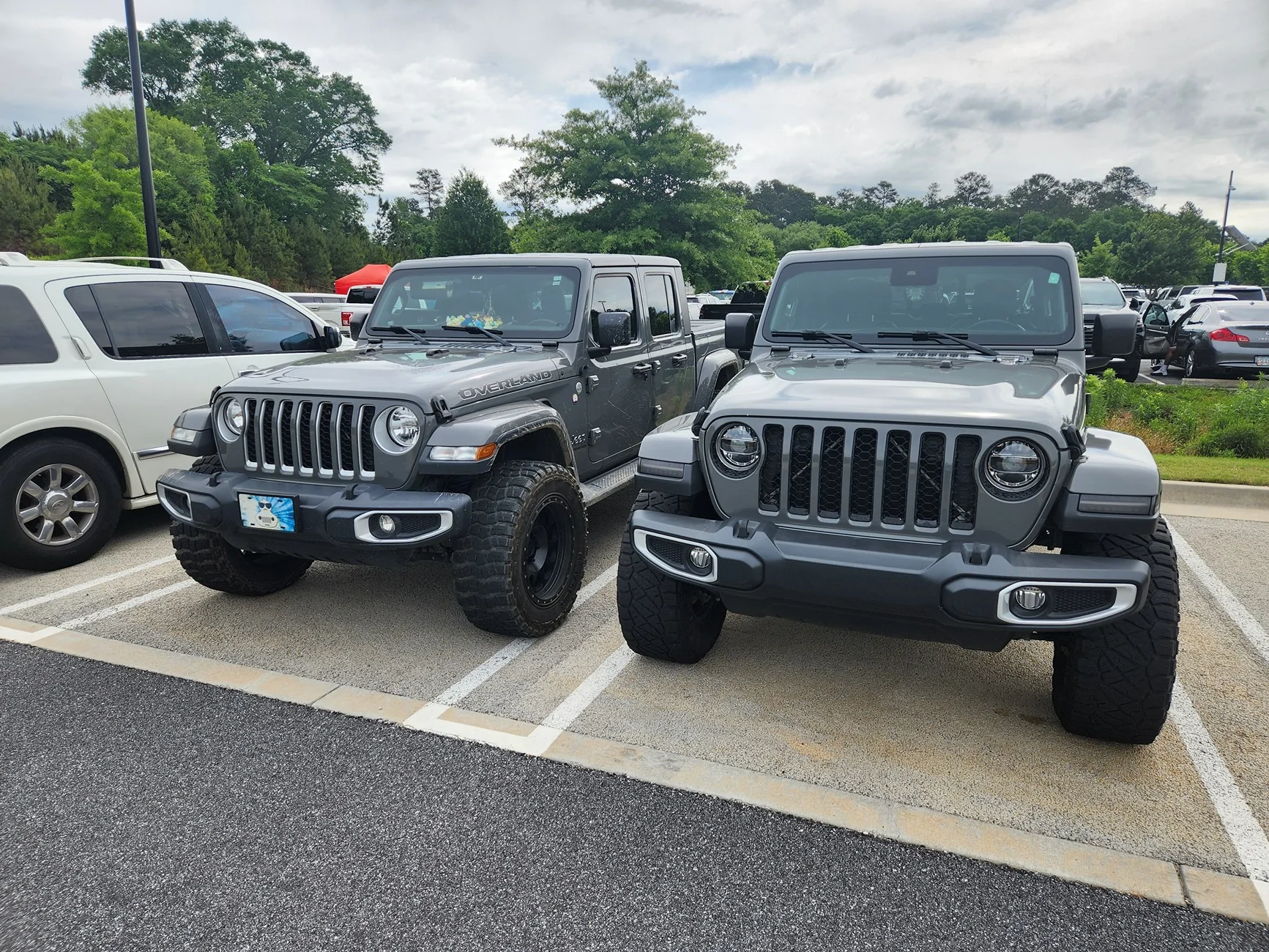 Jeep Gladiator Jeeps Parking Next To Jeeps 20260512_102930