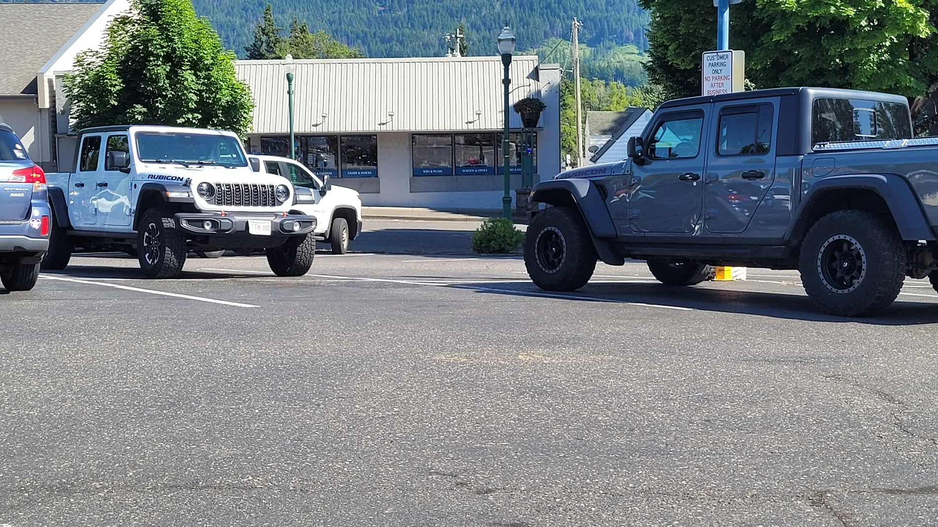 Jeep Gladiator Jeeps Parking Next To Jeeps 20260527_161442