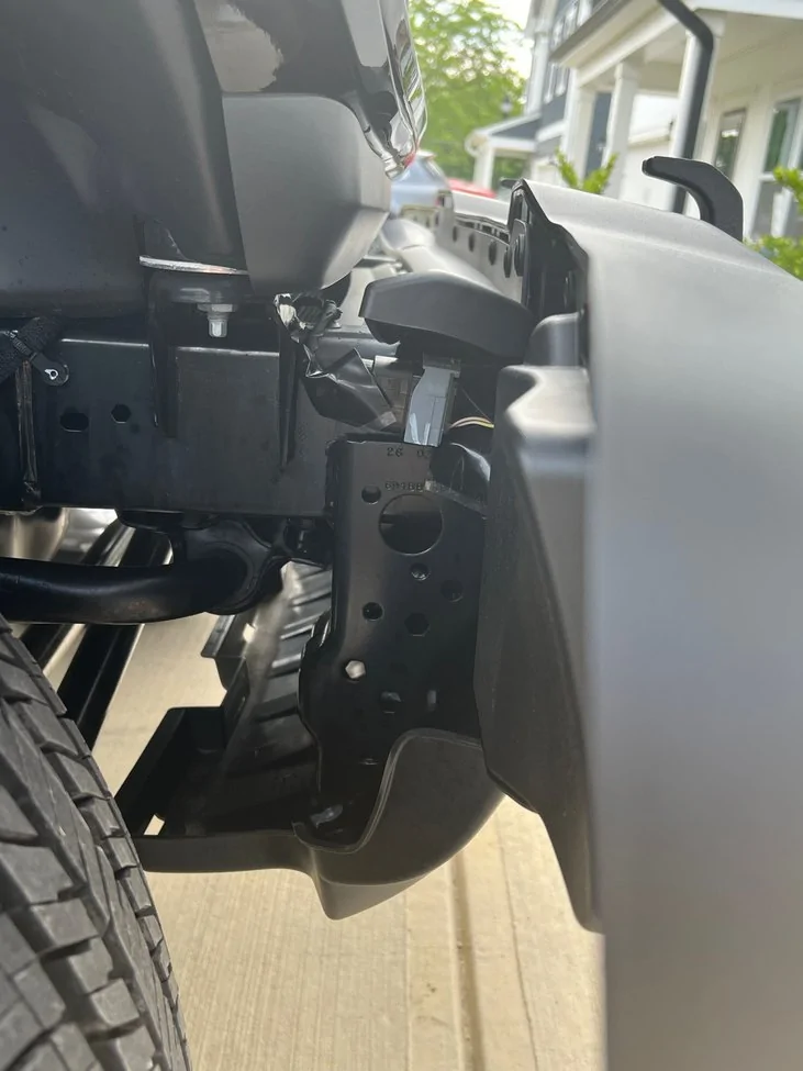 Jeep Gladiator Front bumper wire/connector visible - is it missing a cover piece? img_9614_6c08f43b5d94628c9b22e19f24f64516bf1898ea