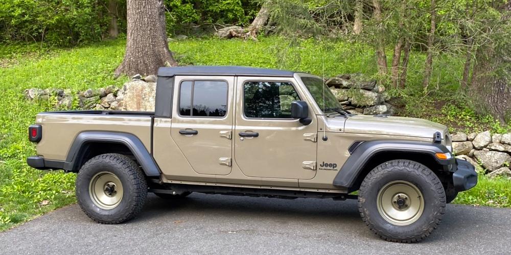 Jeep Gladiator Jeeps Parking Next To Jeeps 20JeepGladiatorSeries69%203_6366_med