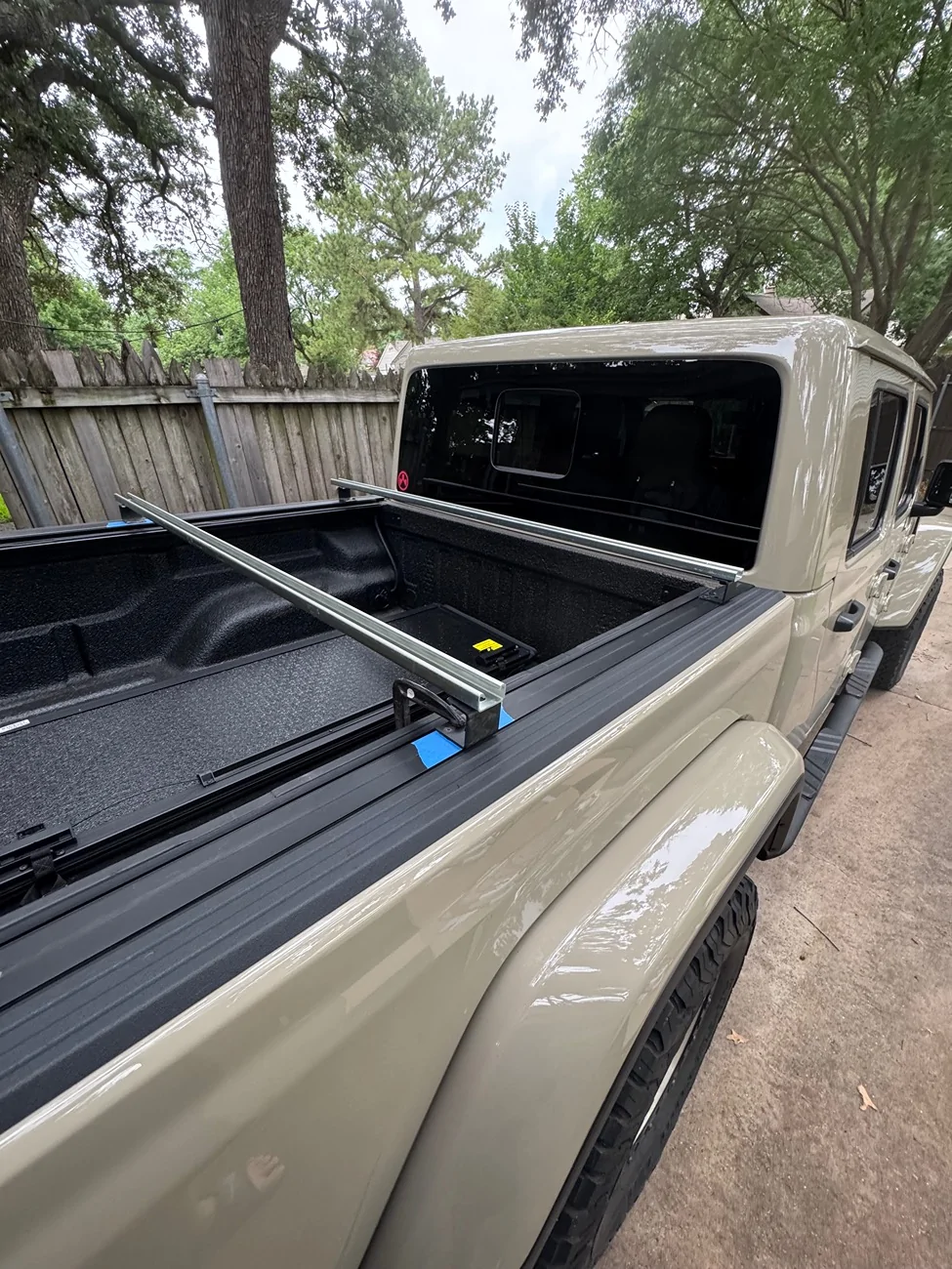 Jeep Gladiator Roof rack with tri-fold bed cover IMG_7717