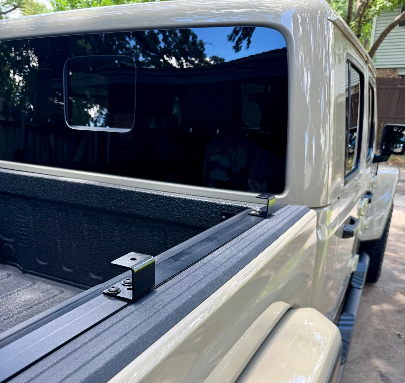 Jeep Gladiator Roof rack with tri-fold bed cover IMG_7722