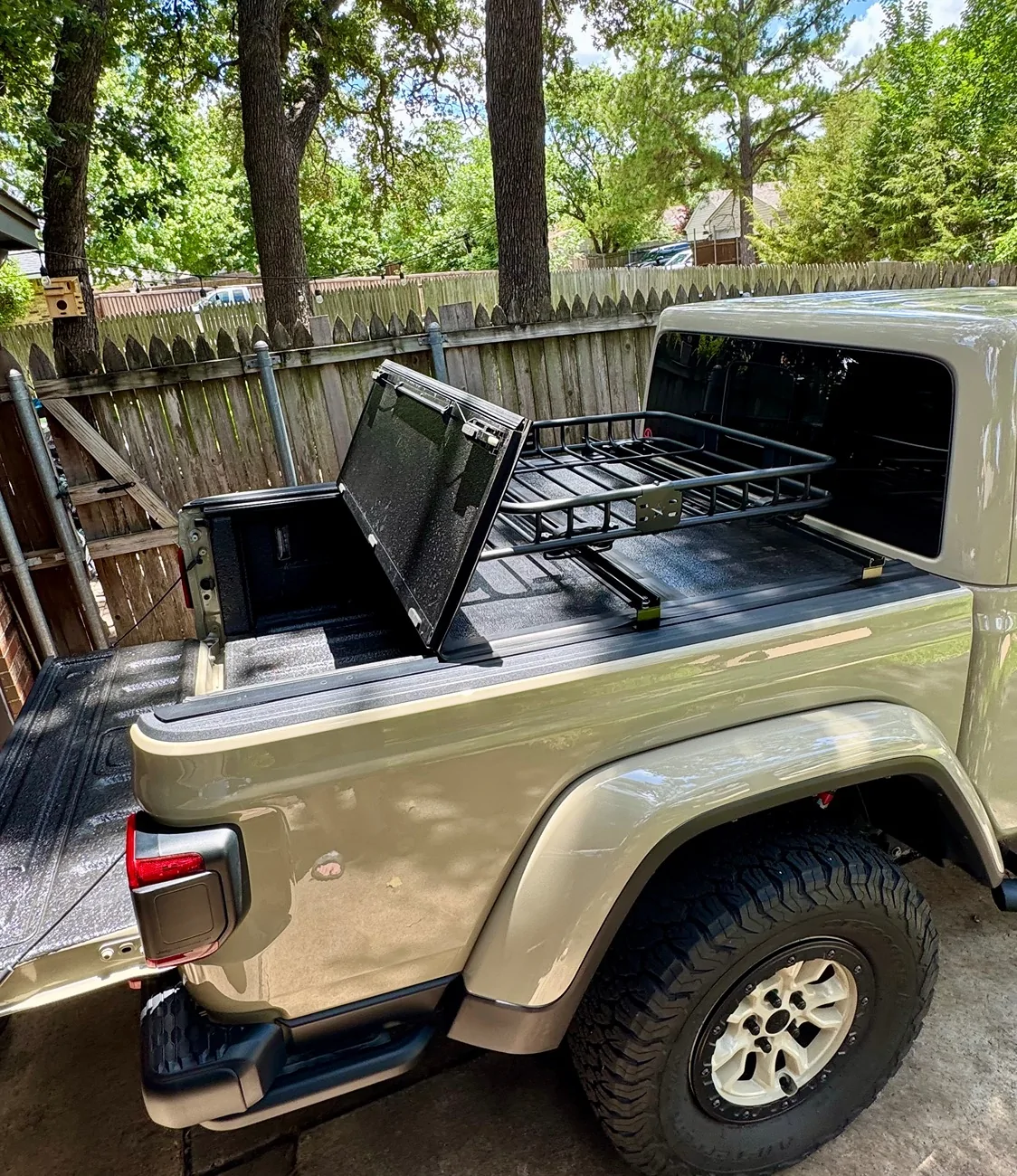 Jeep Gladiator Roof rack with tri-fold bed cover IMG_7727