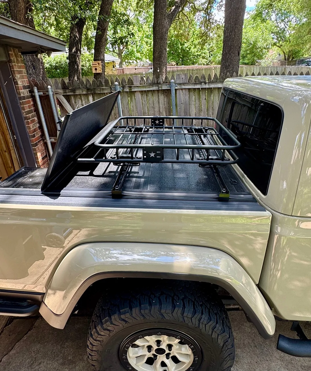 Jeep Gladiator Roof rack with tri-fold bed cover IMG_7728