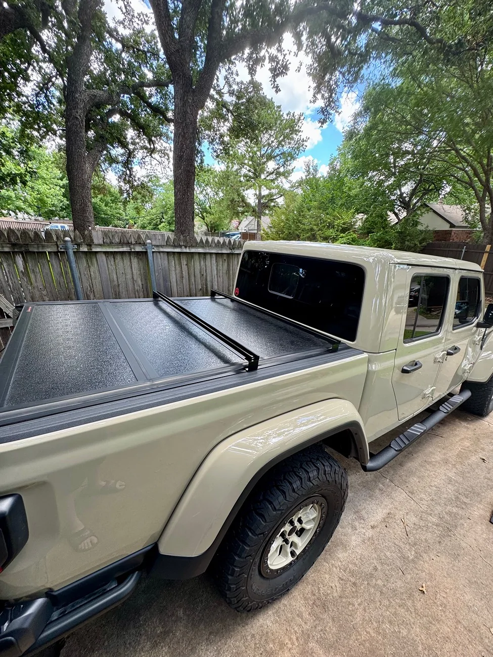 Jeep Gladiator Roof rack with tri-fold bed cover IMG_7725