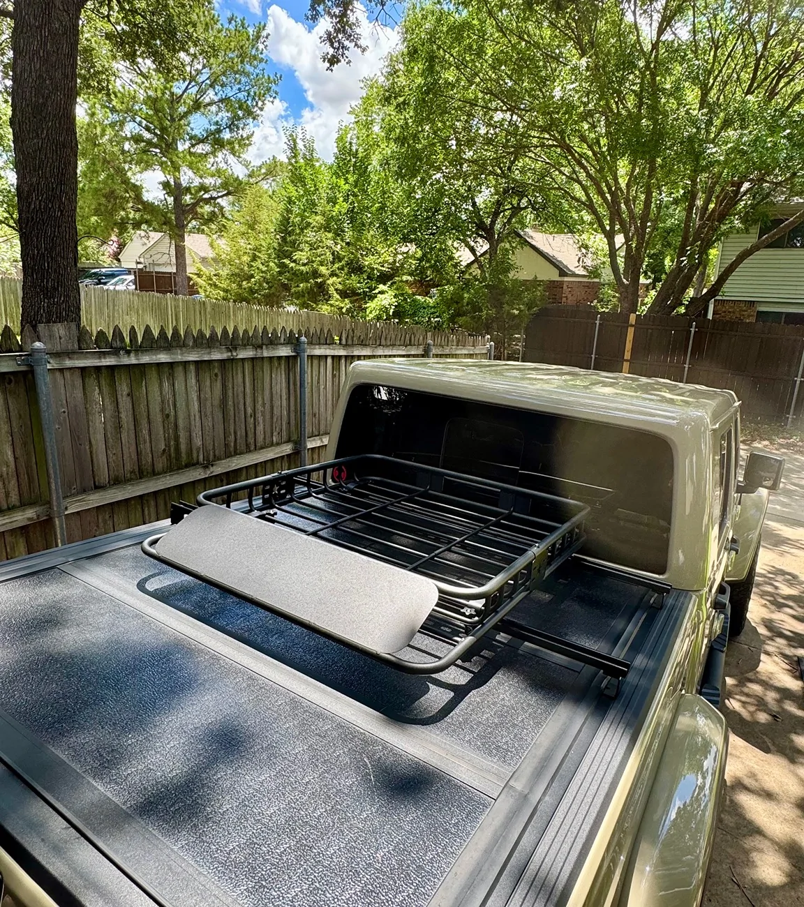 Jeep Gladiator Roof rack with tri-fold bed cover IMG_7726