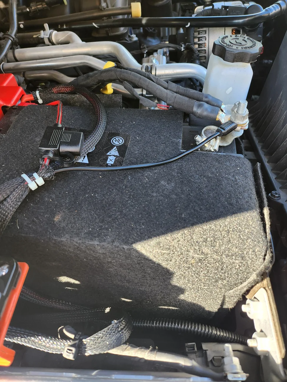 Jeep Gladiator Charge / maintain both batteries simultaneously? 20241118_143706