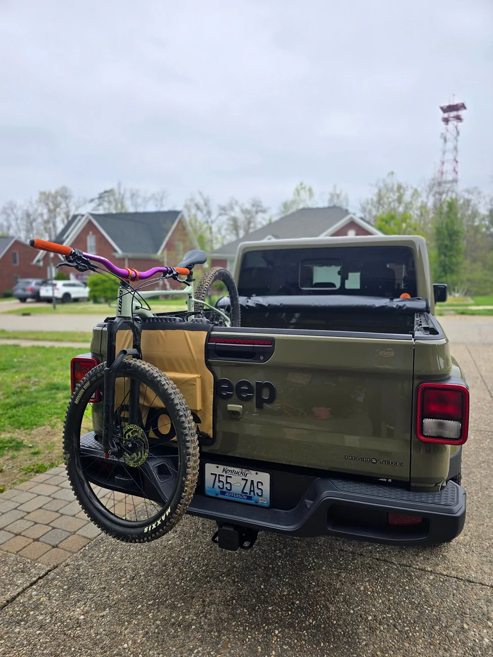 Jeep Gladiator Options to haul bicycles in bed 20260411_095552
