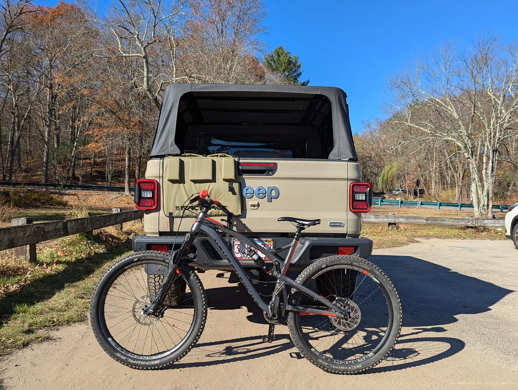 Jeep Gladiator Options to haul bicycles in bed PXL_20241108_164413313