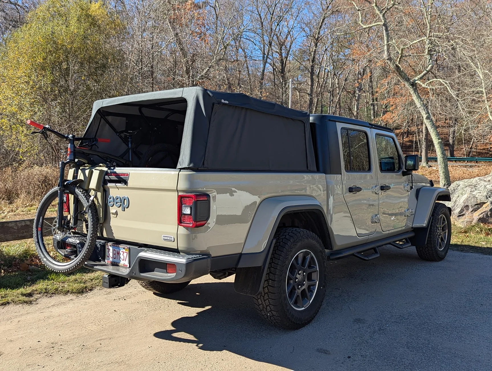 Jeep Gladiator Options to haul bicycles in bed PXL_20241108_164741854