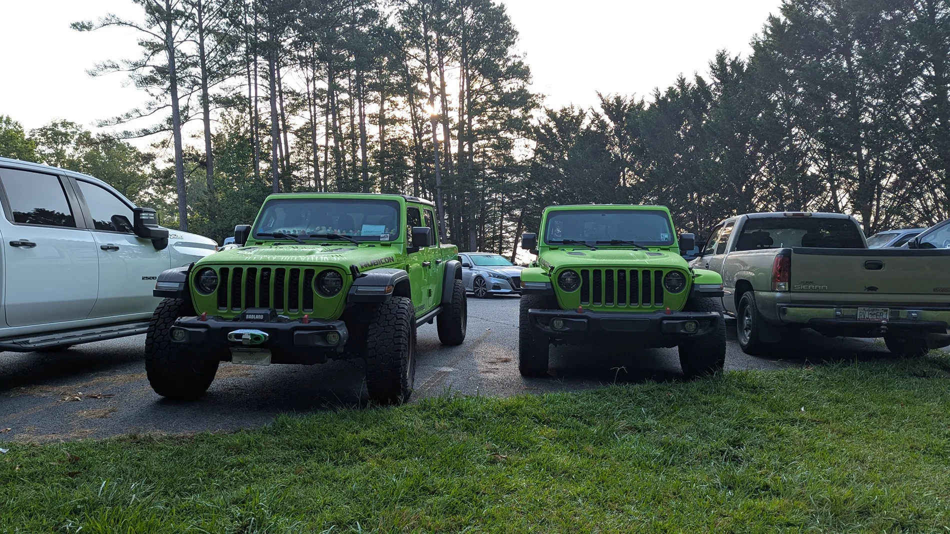 Jeep Gladiator Jeeps Parking Next To Jeeps 1000012630