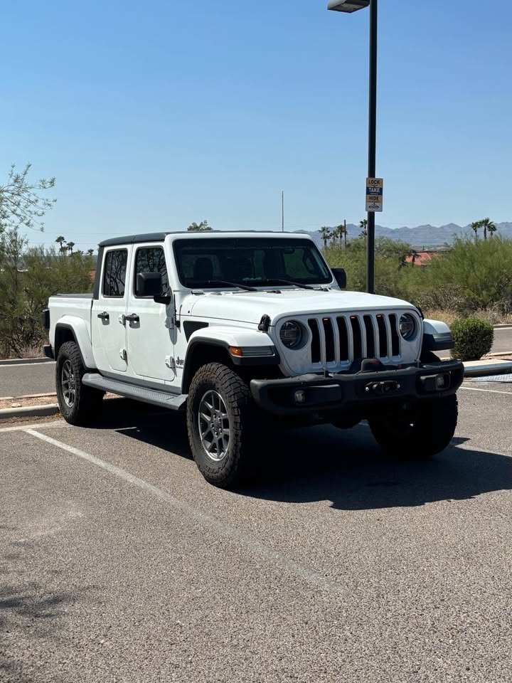 Jeep Gladiator 2020 Jeep Overland (Moparized) 735001906_27679935924977432_8501655344240551906_n - Copy