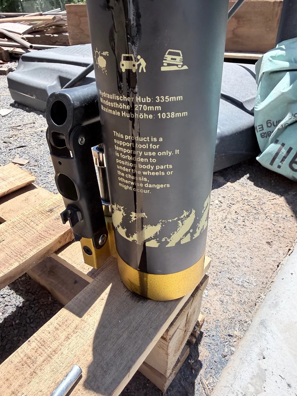 Jeep Gladiator Who has one of these Bunker Indust Portable Hydraulic Jacks? IMG_4726