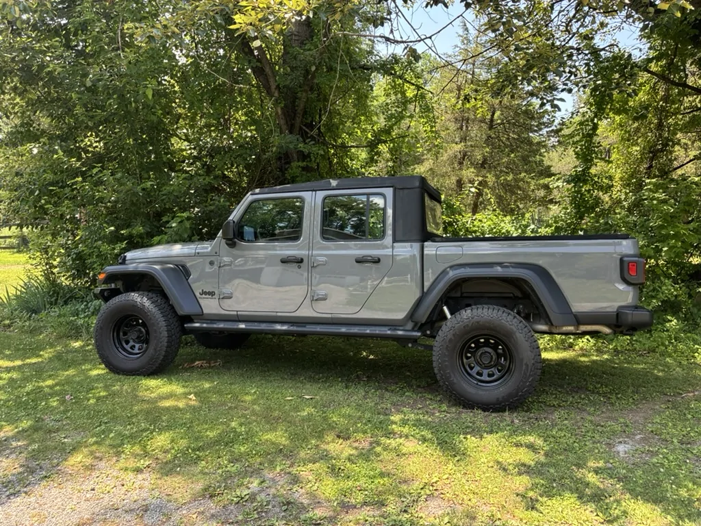 Jeep Gladiator 2023 Jeep Gladiator Sport $32K OBO - 17,625 Miles, 3.5 inch lift, 35 in tires, winch, more A58B0218-DDE2-4B93-9073-D753A8092A9E_1_105_c