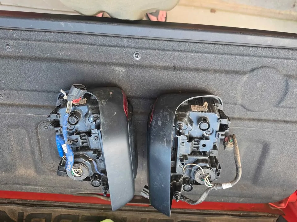 Jeep Gladiator Jeep Gladiator OEM LED tail lights 1783695388686-nd