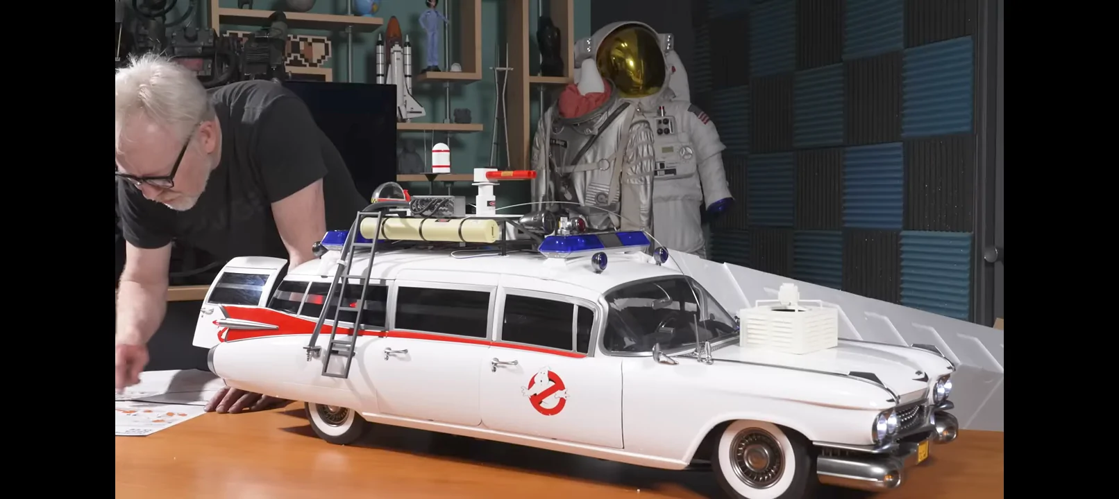 Jeep Gladiator Adam Savage unboxes The Ghostbusters Ecto-1 1/6 scale Vehicle 1000030535