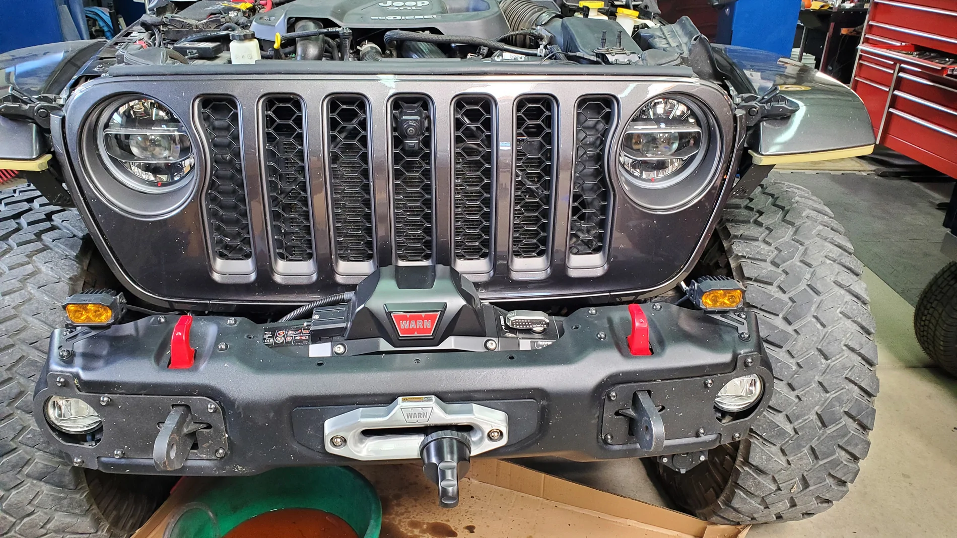 Jeep Gladiator Finger crunching during winching in w/Factor55 20260626_133230