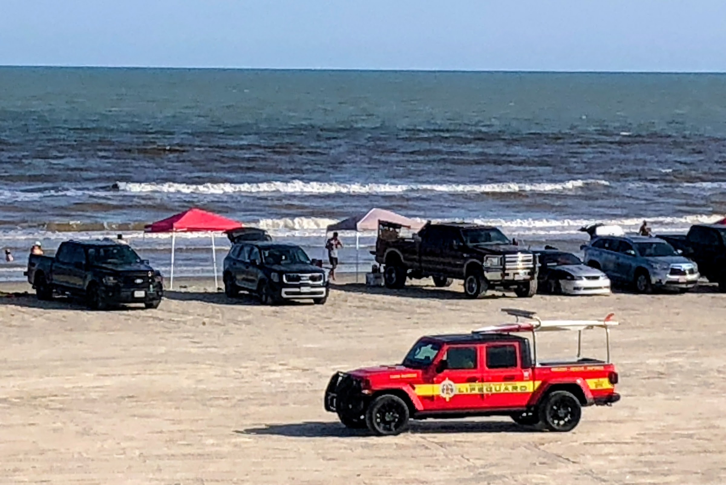 Jeep Gladiator Gladiator Lifeguard Truck mM_Zia86xpWf3Xvx5WDRDAhkFwPLQvmY5rBsB4NLPMOq=w2400