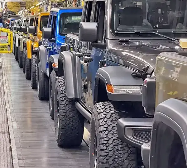 Jeep Gladiator 35" package Gladiator spotted on 2027 Gladiator assembly line?! 👀🕵🏻‍♂️ 478285-b02338142349cd031ac44a926e219b78